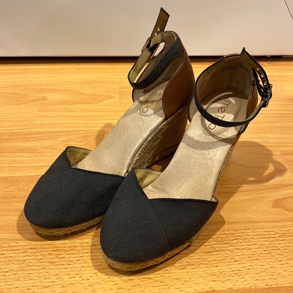 me Too size 7.5 wedge espadrille